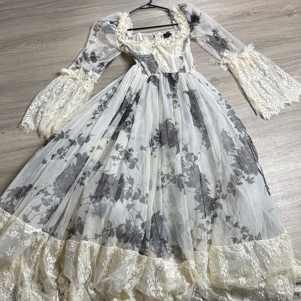 DOLLSKILL DANCE WITH DEATH MAXI DRESS - IVORY FLORAL Size Small